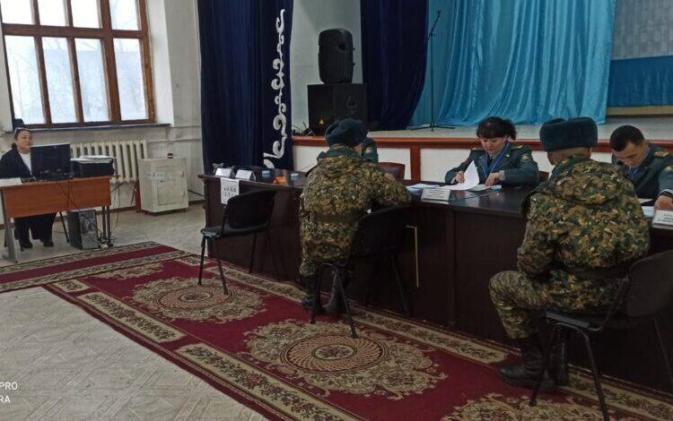 400-ге жуық Ұлттық ұлан сарбаздары алғашқылардың бірі болып дауыс берді