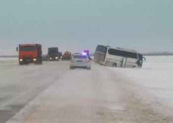 Семейге келе жаткан автобус жүк көлігімен соқтығысып бірнеше адам қаза тапты