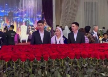 «Сізге 1500 роза»: Қызылордалық кәсіпкер анасының 60 жас мерейтойын дүркіретіп өткізді (видео)