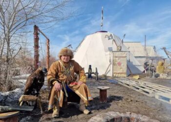 Семей тұрғыны қысы-жазы өзі салған сақ шатырында тұрады