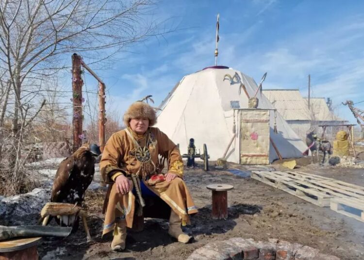 Семей тұрғыны қысы-жазы өзі салған сақ шатырында тұрады