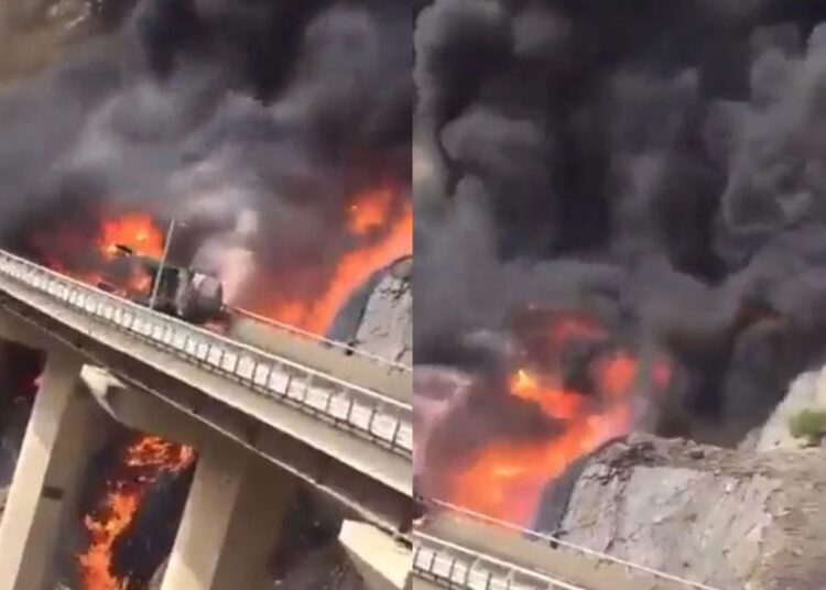 Меккеге бара жатқан автобус апатқа ұшырап, 20 адам қаза тапты