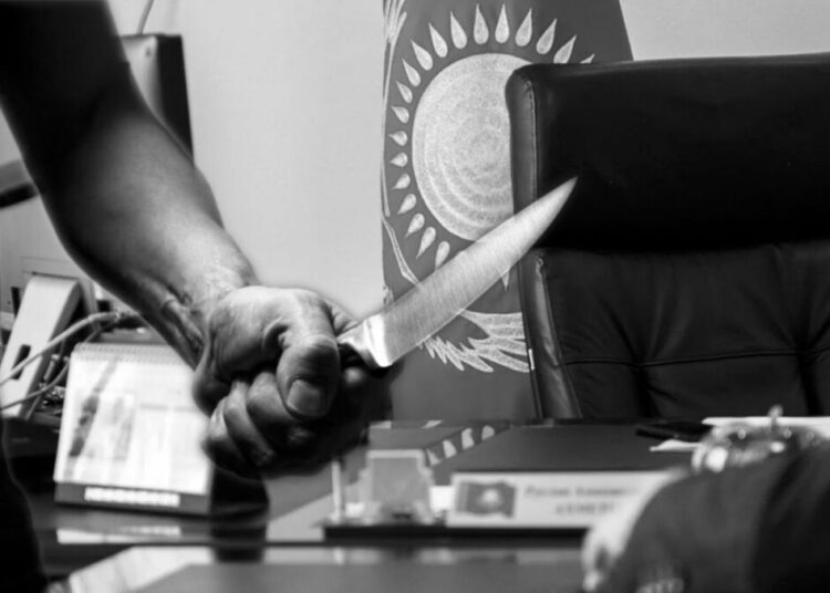 Әкімге жұмыс орнында қастандық жасалынып, пышақ жарақатымен ауруханаға түсті