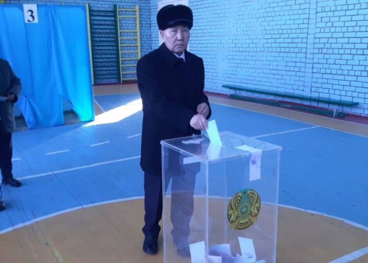 Облыстық Ардагерлер кеңесінің төрағасы Мұратқазы Сейсенұлы Алин сайлау учаскесіне келіп өзінің конституциялық құқығын пайдаланды