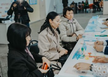Қарапайым тұрғындардан бастап, елімізге белгілі тұлғалар әулеттерімен келіп өз дауыстарын беріп, таңдауларын жасауда