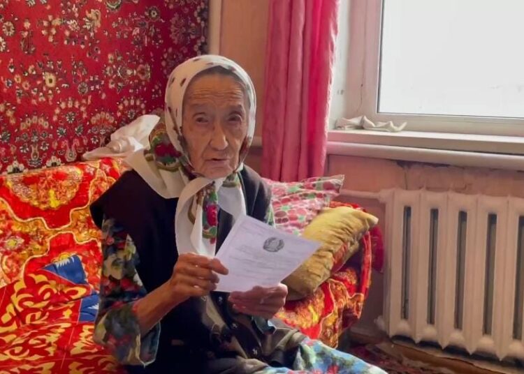 Бүгінгі саяси науқан сайлаудан тыл ардагері Күлпаш Жақыпқызы да тыс қалмай балаларының көмегімен өз дауысын берді