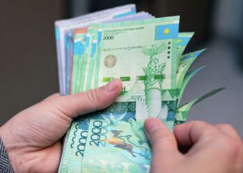 Дүйсенбіден бастап зейнеткерлер 300 мың теңге жәрдемақы алатыны рас па?