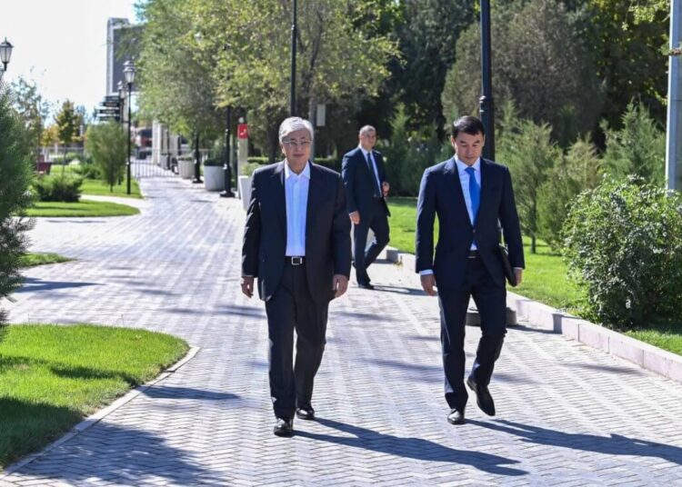 «Әкімдер жаяу жүрсін»: Тоқаев Қазақстандағы қалалардың тазалығын сынады