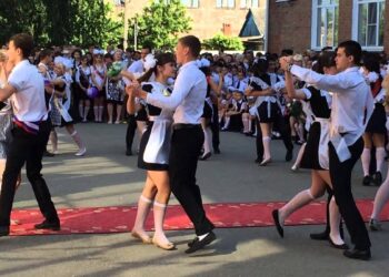 «Күйеуіне қалай адал болады»: Имам мектеп бітіру кешінде вальс билеген қыздардың үйлене алмайтынын айтты