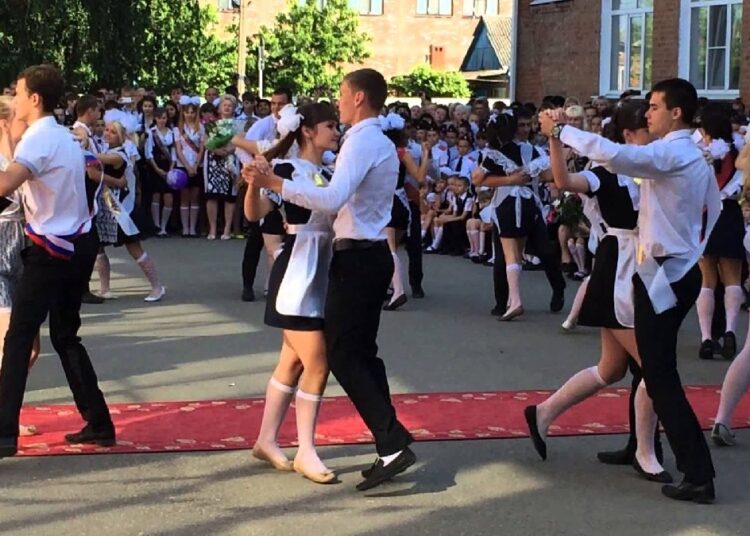 «Күйеуіне қалай адал болады»: Имам мектеп бітіру кешінде вальс билеген қыздардың үйлене алмайтынын айтты