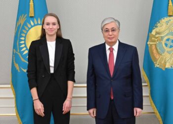 Қасым-Жомарт Тоқаев Елена Рыбакинадан сыйлық алды