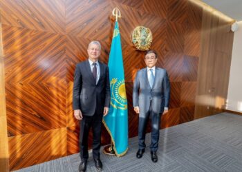 АҚШ ЕЛШІСІМЕН КЕЗДЕСТІ