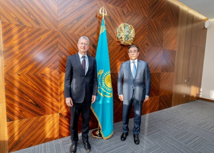 АҚШ ЕЛШІСІМЕН КЕЗДЕСТІ