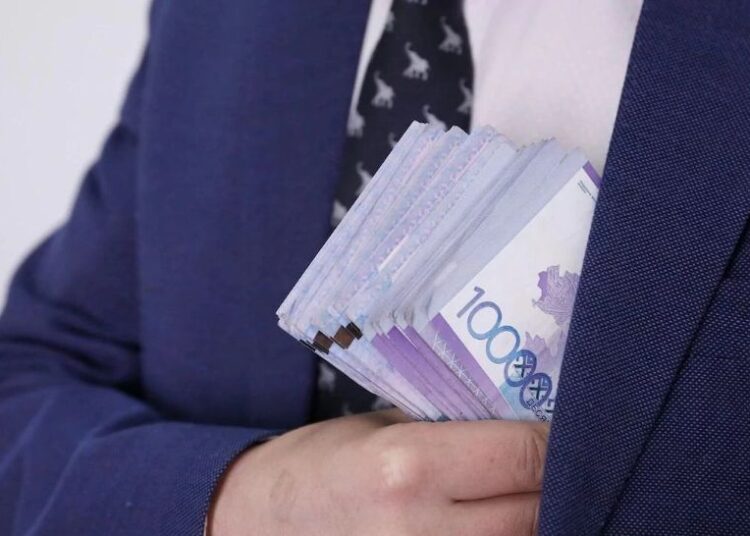 Талдықорғанда аса ірі көлемде пара алды деген күдікпен білім бөлімінің басшысы ұсталды