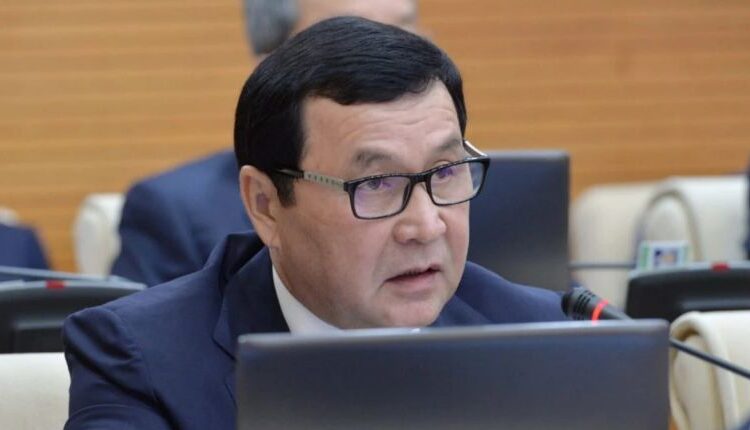 Қазақ тілінің қажеттілігі жоқ екенін білдіреді. Депутат өзекті мәселені көтерді