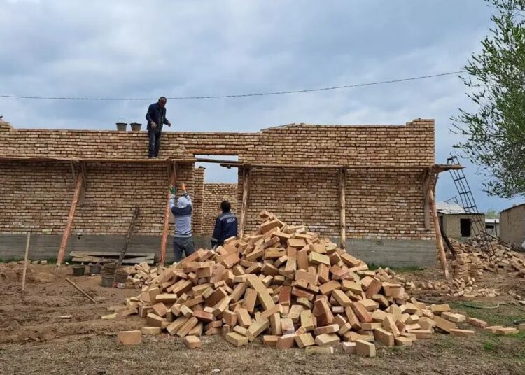 Мектеп бітіргеніне 20 жыл болған сыныптастар көпбалалы анаға үй тұрғызуда