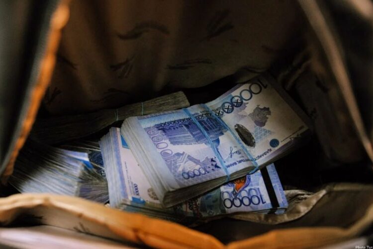 14 пәтер, 1 миллиард теңге: Талдықорған қалалық білім бөлімінің бас есепшісі ұсталды
