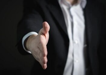 «Сәлеметсіз бе» дегенді қою керек»: Имам қазақстандықтарды дұрыс амандасуға шақырды