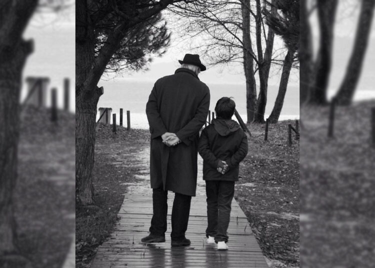 «Ұлым бар!» деп мақтансын: баласы әкесіне пышақ ала жүгірген