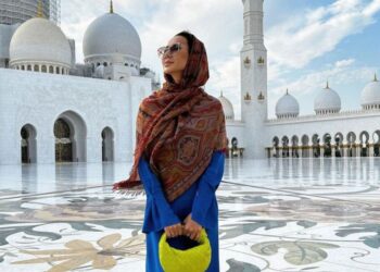 «Исламды гардеробты ауыстыруға теңеп жүр»: Динара Сәтжан оранған қыздардан кешірім сұрады