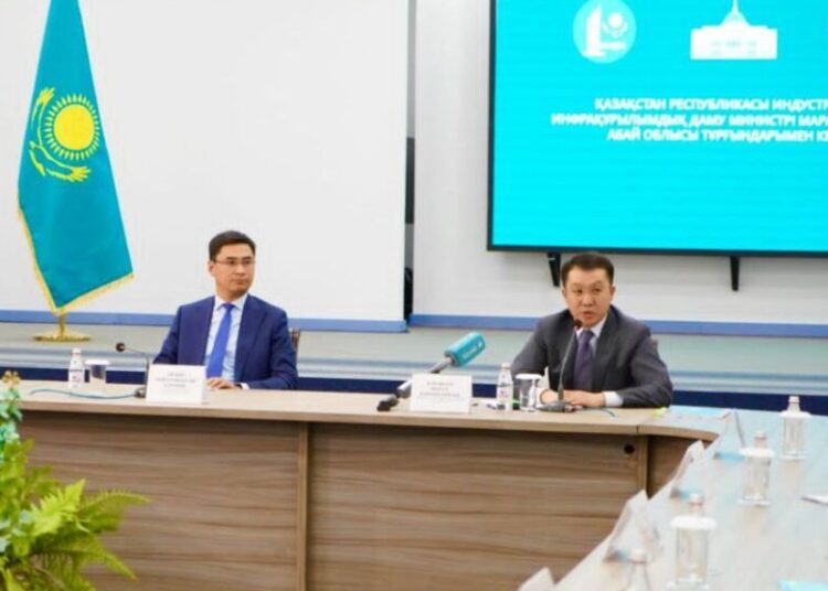 Марат Қарабаев Абай облысының халқымен кездесіп, азаматтарды жеке мәселелері бойынша қабылдады