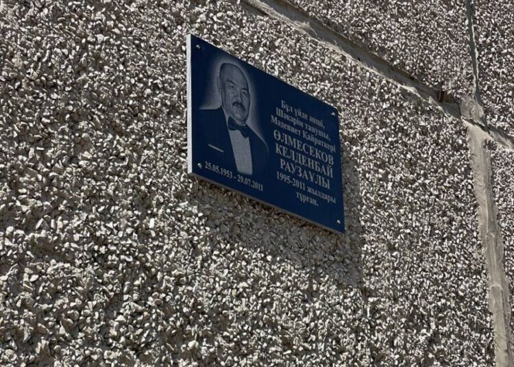 Қала әкімі есткерткіш тақтаның ашылуына қатысты