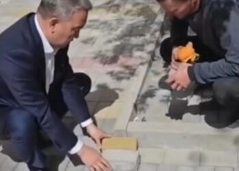 Қарағанды қалалық әкімінің көшеге шығып, құрылысшыларға тас төсеуді көрсеткені тұрғындарды тамсандырды