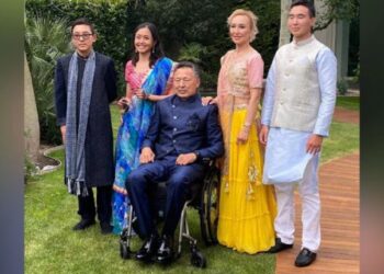 Экс-министр Сауат Мыңбаевтың мүгедектерге арналған арбада отырған суреті тарады