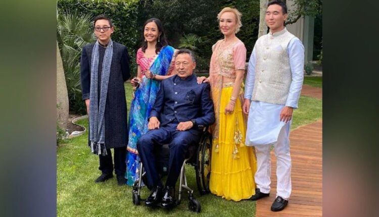 Экс-министр Сауат Мыңбаевтың мүгедектерге арналған арбада отырған суреті тарады