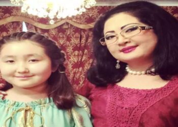 Асырап алған қызы биологиялық ата-анасымен қандай қарым-қатынаста екенін айтты