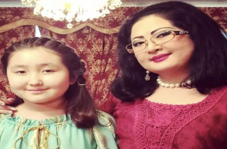 Асырап алған қызы биологиялық ата-анасымен қандай қарым-қатынаста екенін айтты