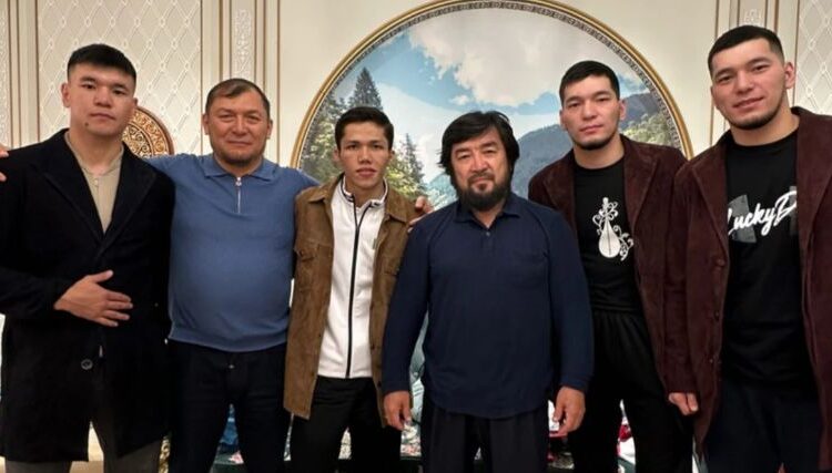 Бекболат Тілеухан Ташкентте атой салған боксшыларға шапан жапты