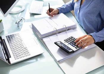 Ақтөбеде мектептің есепшісі 1 жылда өзіне 200 миллион теңге аударып келгені анықталды