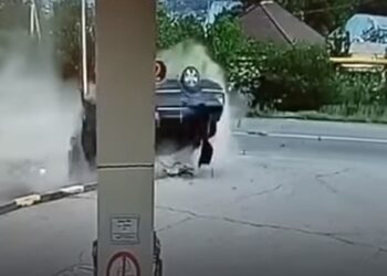 Терезеден ұшып кетті: Алматы маңында жаға ұстатарлық жол апаты орын алды (видео)