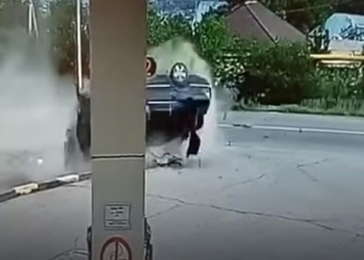 Терезеден ұшып кетті: Алматы маңында жаға ұстатарлық жол апаты орын алды (видео)