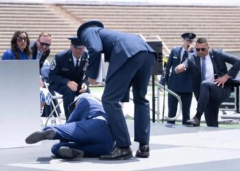 Джо Байден әуе күштері академиясының сахнасында оңбай құлады