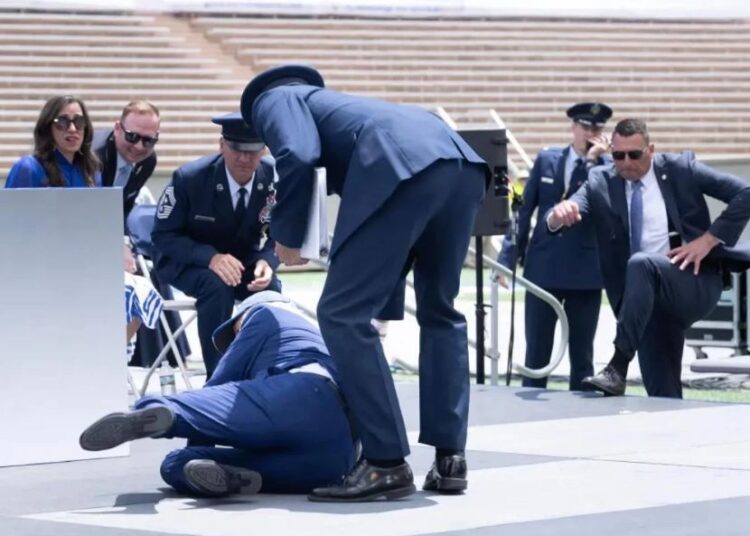 Джо Байден әуе күштері академиясының сахнасында оңбай құлады