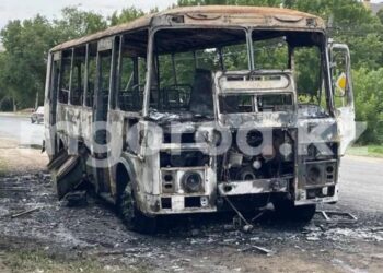 «60 бала болған»: Оралда оқушылар отырған автобус өртенді