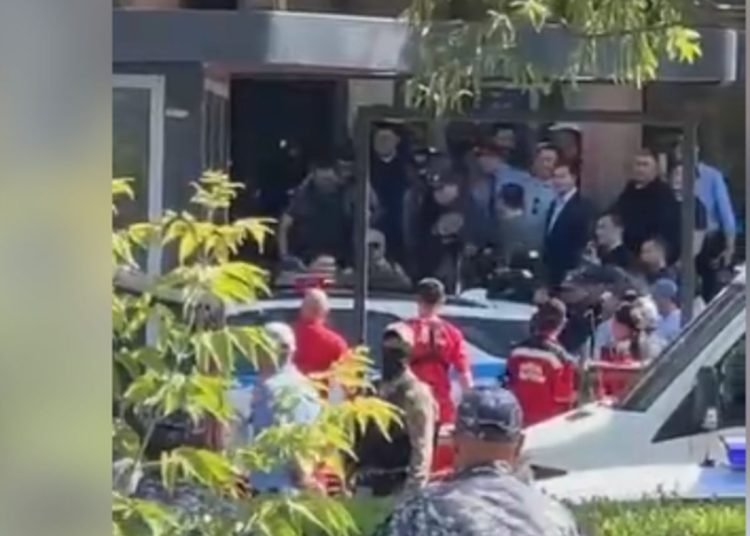 Каспи банкін басып, адамдарды кепілге алған қарулы азаматқа полицияның шабуыл жасады (видео)