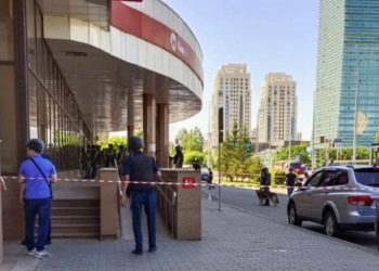 Астанада қарулы азамат Kaspi банкінің бөлімшесін ішіндегі халықпен бірген басып алған