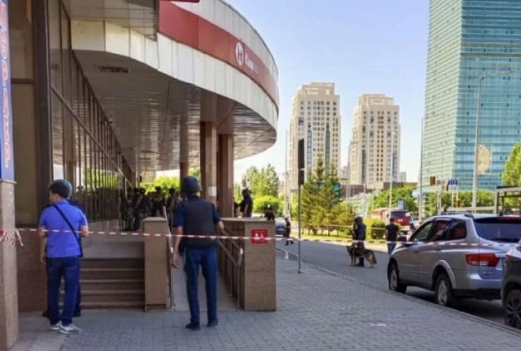 Астанада қарулы азамат Kaspi банкінің бөлімшесін ішіндегі халықпен бірген басып алған