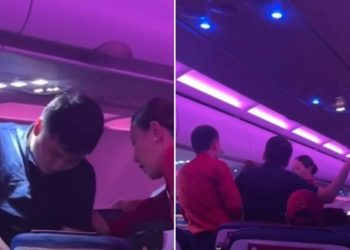 Маңғыстаулық дәрігер ұшақта адам өмірін сақтап қалды (ВИДЕО)