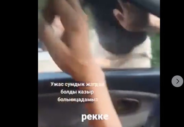 Көліктің терезесін сындырған: Алматы облысында екі жүргізуші жолды бөлісе алмай, соңы төбелеске ұласқан (видео)