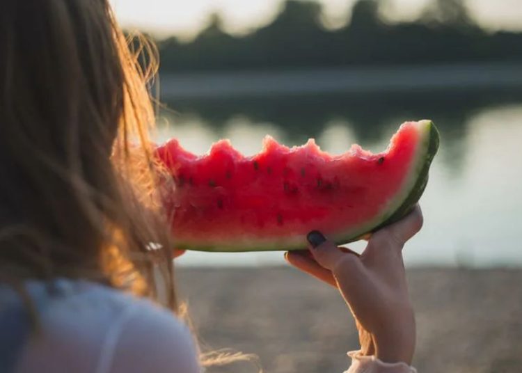 Арба үстінде қарбыз жеп келе жатқан қызға аяқ астынан не болды?