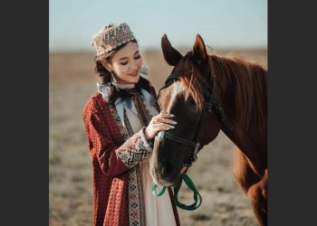 Жұрттар мен жігіт жоқ болғандықтан тұрмысқа шықпай жүр деп ойлайды (Кәрі қыздың әңгімесі)