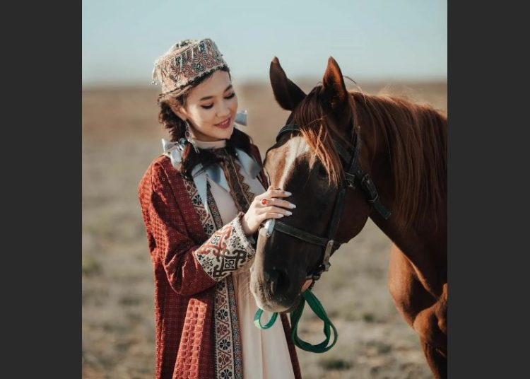 Жұрттар мен жігіт жоқ болғандықтан тұрмысқа шықпай жүр деп ойлайды (Кәрі қыздың әңгімесі)