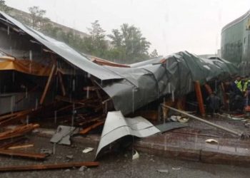 Павлодарда сауда үйінің шатыры құлаған: Екі адам зардап шекті