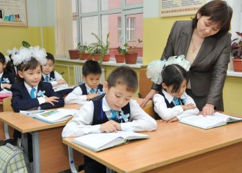 «Үздік педагог»: жеңімпазға 3,4 млн теңге беріледі