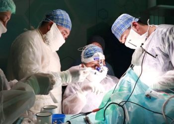 Семей қаласының ЖМЖА қабылдау бөліміне ауыр жағдайда инсультке күдікпен жеткізілген науқасқа сәтті операция жасалды