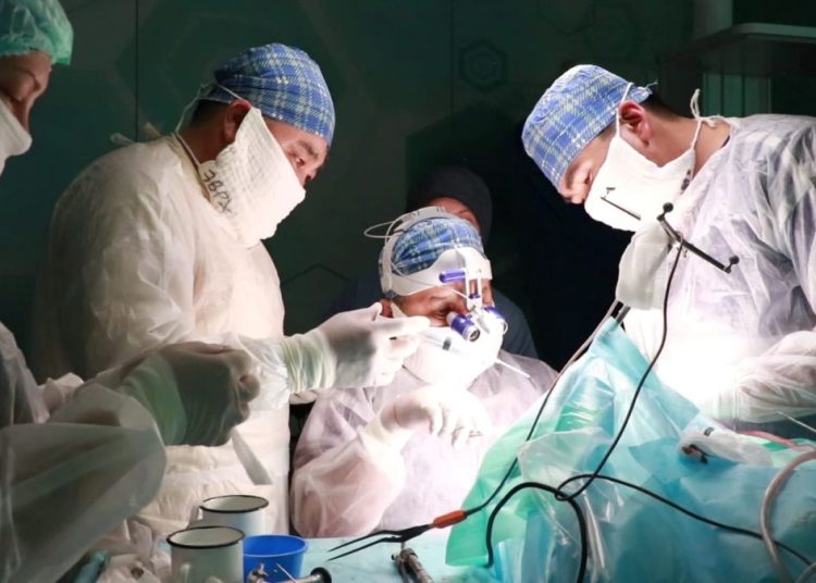 Семей қаласының ЖМЖА қабылдау бөліміне ауыр жағдайда инсультке күдікпен жеткізілген науқасқа сәтті операция жасалды